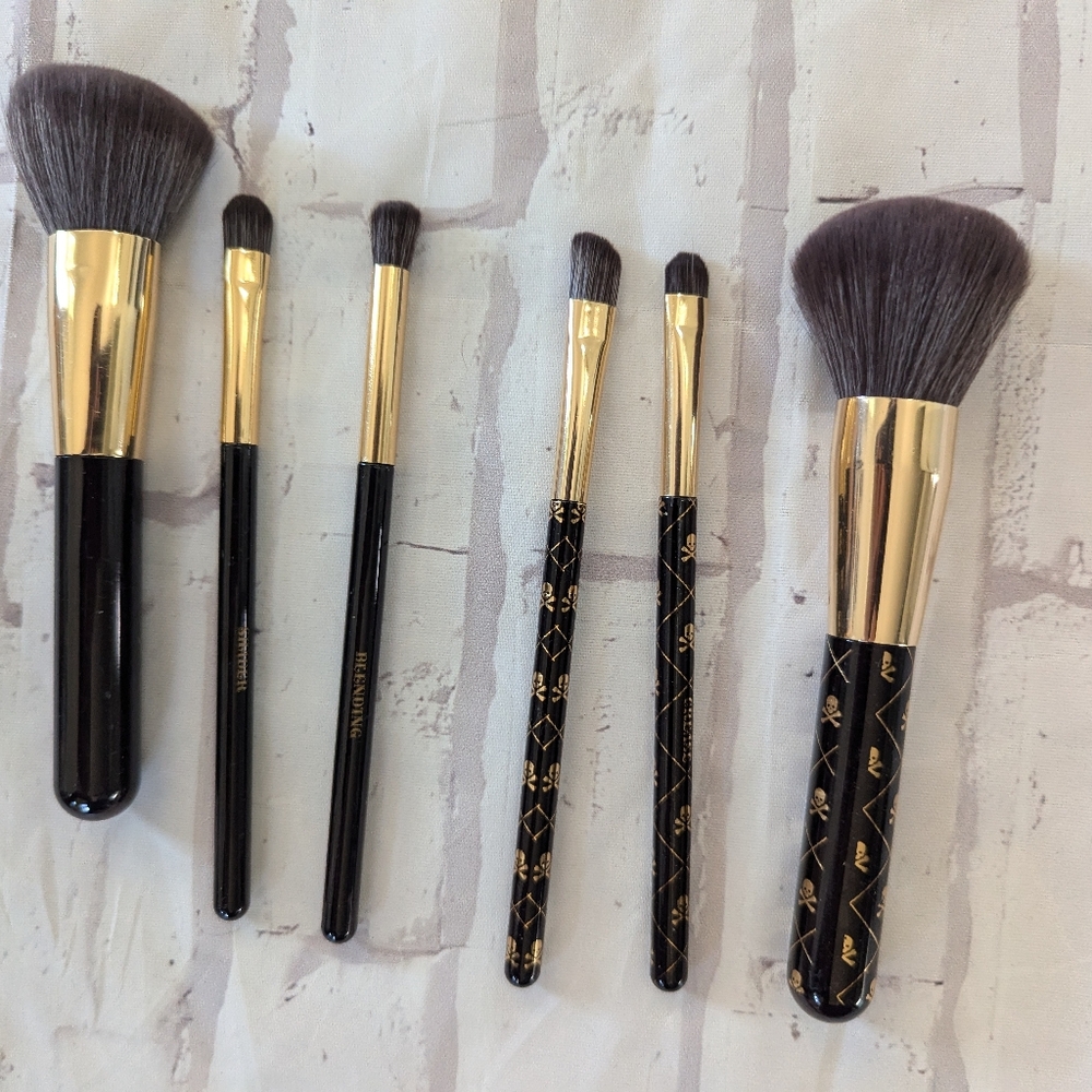 Skulls and crossbones makeup brushes